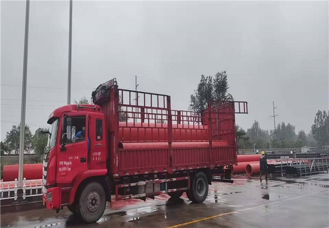 雨天的合縱 也在努力裝車發(fā)貨(圖1)