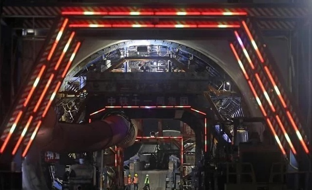 渝昆高鐵建設(shè)馬力全開    隧道逃生管(圖2)