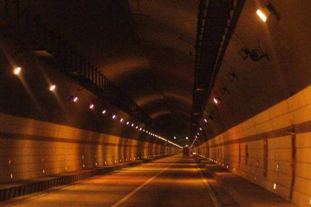 隧道里突然發(fā)生事故怎么辦？(圖3)