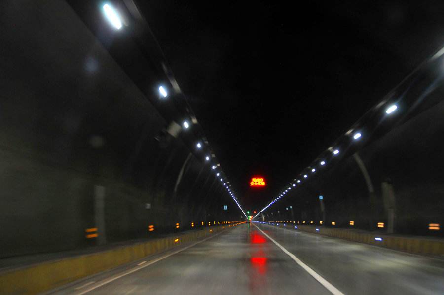 隧道里突然發(fā)生事故怎么辦？(圖4)