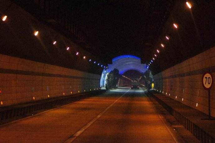 隧道里突然發(fā)生事故怎么辦？